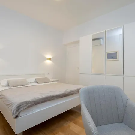 Apartment Nettle Tree Split